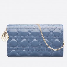 Clutch Dior Lady Dior cu lanț în denim albastru lăcuit