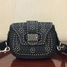 Geantă Dior D-Fence Saddle din piele de vițel neagră cu cuie Geantă Dior D-Fence Saddle din piele de vițel neagră cu cuie