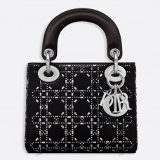 Geantă Dior Mini Lady Dior din satin cu pietre și lanț Geantă Dior Mini Lady Dior din satin cu pietre și lanț