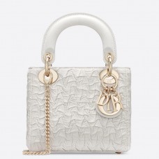 Geantă Dior Lady Dior Mini cu lanț din piele de miel ondulată albă șifonată Geantă Dior Lady Dior Mini cu lanț din piele de miel ondulată albă șifonată