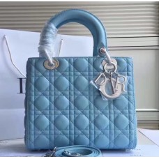 Geantă Dior Lady Dior medie din piele de miel Celeste Geantă Dior Lady Dior medie din piele de miel Celeste