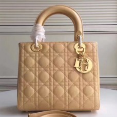 Geantă Dior medie Lady Dior din piele lăcuită de culoarea caisă Geantă Dior medie Lady Dior din piele lăcuită de culoarea caisă