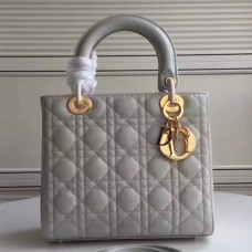 Geantă Dior medie Lady Dior din piele lăcuită albastră pal Geantă Dior medie Lady Dior din piele lăcuită albastră pal