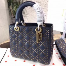 Geantă Dior medie Lady Dior suplă din piele de vițel bleumarin cu ținte Geantă Dior medie Lady Dior suplă din piele de vițel bleumarin cu ținte