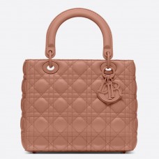 Geantă Dior medie Lady Dior din piele de vițel ultra mată pudră Geantă Dior medie Lady Dior din piele de vițel ultra mată pudră