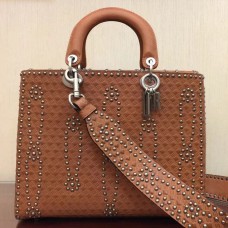 Geantă Dior Lady Dior mare din piele de vițel maro cu ținte Geantă Dior Lady Dior mare din piele de vițel maro cu ținte