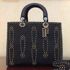 Geantă Dior Lady Dior mare din piele de vițel neagră cu ținte Geantă Dior Lady Dior mare din piele de vițel neagră cu ținte