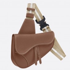 Geantă Dior Saddle pentru bărbați, din piele de vițel granulată maro Geantă Dior Saddle pentru bărbați, din piele de vițel granulată maro