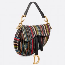 Geantă Dior Saddle din pânză brodată cu dungi multicolore Geantă Dior Saddle din pânză brodată cu dungi multicolore