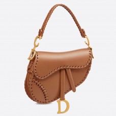 Geantă Dior Saddle din piele de vițel maro cu margini filetate Geantă Dior Saddle din piele de vițel maro cu margini filetate
