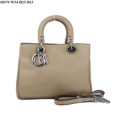 Geantă Dior Diorissimo Medie Piele Nappa Caisă (Fundamente Argintii) 18370 Geantă Dior Diorissimo Medie Piele Nappa Caisă (Fundamente Argintii) 18370